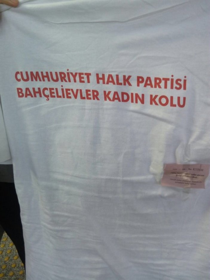 Meclis önünde CHP eylemi: Soyunup tişörtünü vekile verdi