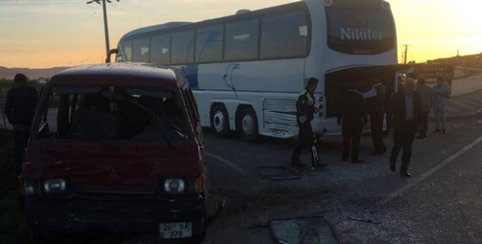 Afyonkarahisar'da kaza: 9 güvenlik yaralandı