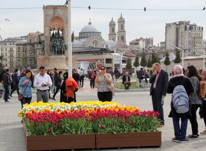 İBB, Taksim Meydanı'nı lalelerle süsledi