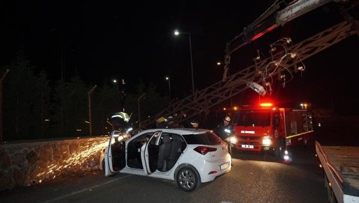 Edirne'de çarptığı elektrik direği aracın üstüne devrildi