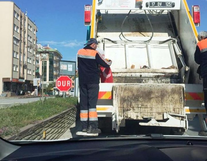 Türk bayrağını çöpte bulan temizlik işçisi