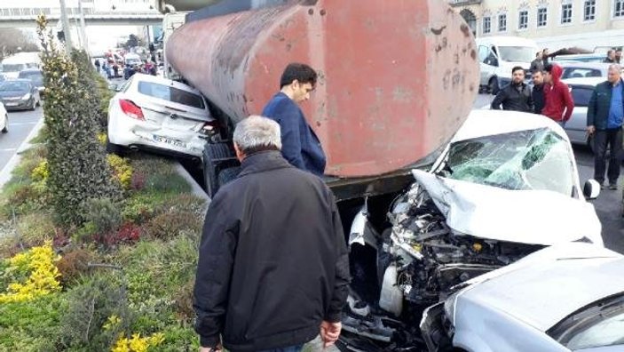 Başakşehir'de kayan tanker 12 araca çarptı