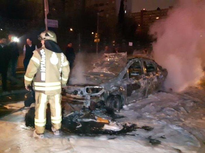 Bakırköy'de yanan taksinin sürücüsü zor kurtuldu