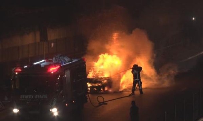 Bakırköy'de yanan taksinin sürücüsü zor kurtuldu
