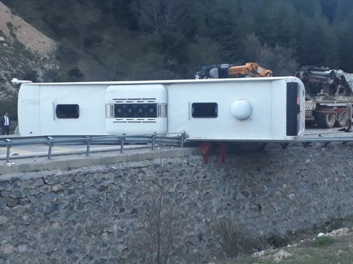 Afyonkarahisar'da yolcu otobüsü devrildi: 1 ölü 20 yaralı