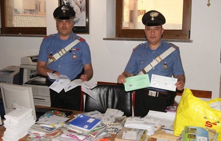 Postacının evinde 400 kilo dağıtılmamış mektup bulundu