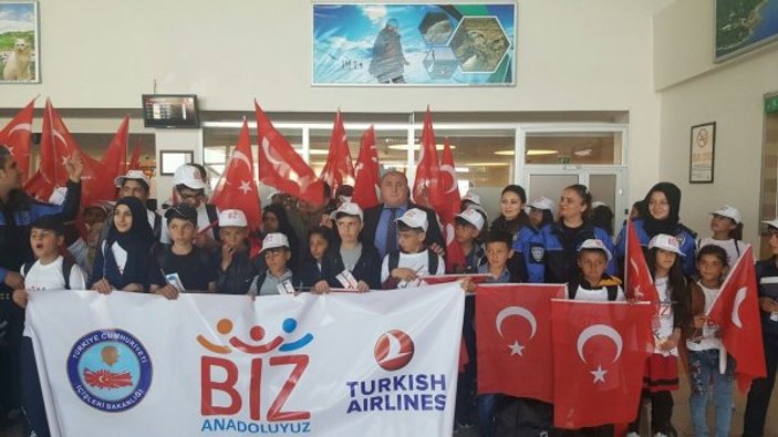 Van'dan İzmir'e 165 öğrenci uğurlandı