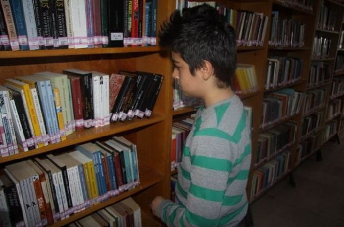 11 yaşındaki Taha'ya kitap dayanmıyor