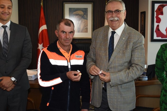 Türk bayrağını çöpten alan işçi ödüllendirildi