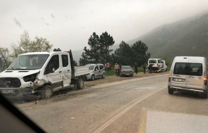 Bursa'da 3 araçlık kaza: 6 kişi yaralandı