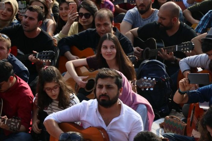 Adana'daki ’Toplu gitar çalma’ rekoru denemesinde hüsran