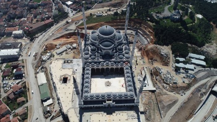 Çamlıca Camii’nin kubbeleri ve minarelerinin yapımı tamamlandı