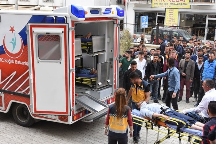 Siirt'te öğrenci servisi devrildi: 18 yaralı