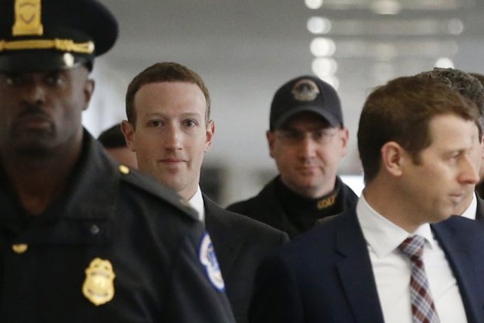 Zuckerberg ilk kez özür diledi