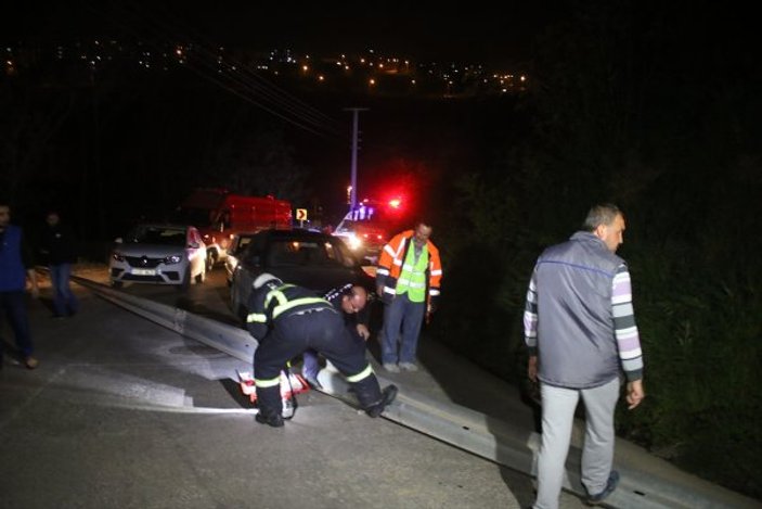 Freni boşalan kamyon dere kenarına uçtu: 1 ölü