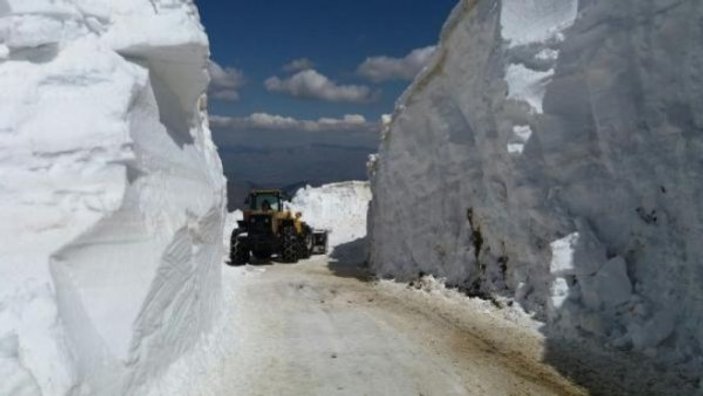 Yüksekova'da karla kaplı yollar açılıyor