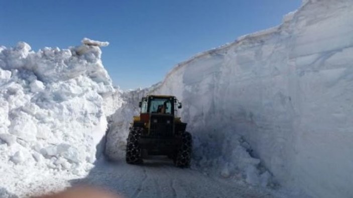 Yüksekova'da karla kaplı yollar açılıyor