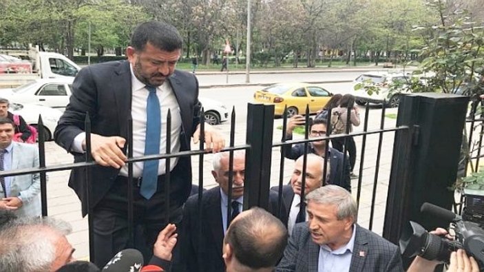 CHP'li Veli Ağbaba sivri demirlere takıldı