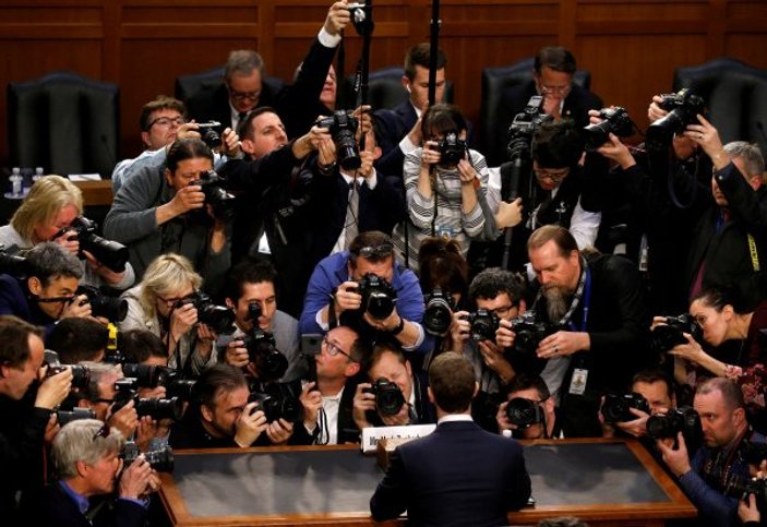 Zuckerberg'in senatoda zor anları