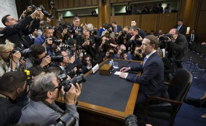 Zuckerberg'in senatoda zor anları