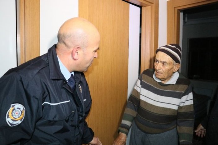 Evinin tuvaletinde mahsur kalan yaşlı adamı polis kurtardı