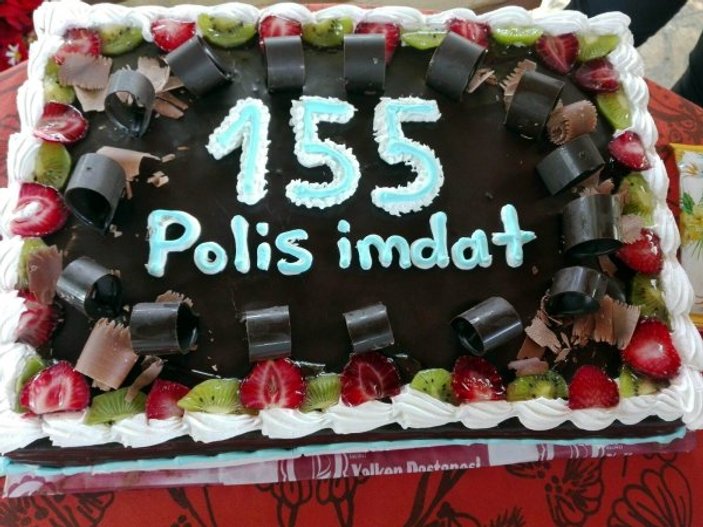 Öğrencilerden polislere pastalı kutlama
