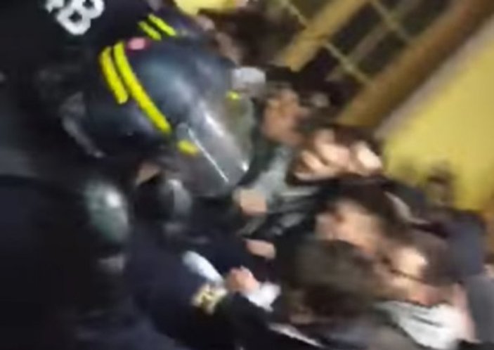 Fransa'da polisten protestocu öğrencilere gece baskını