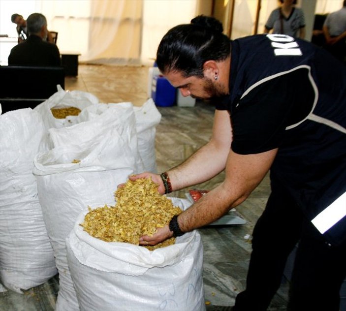 İzmir'de 5,5 ton kaçak nargile tütünü ele geçirildi