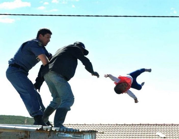 Evinin yıkılmasını istemeyen adam bebeğiyle çatıya çıktı