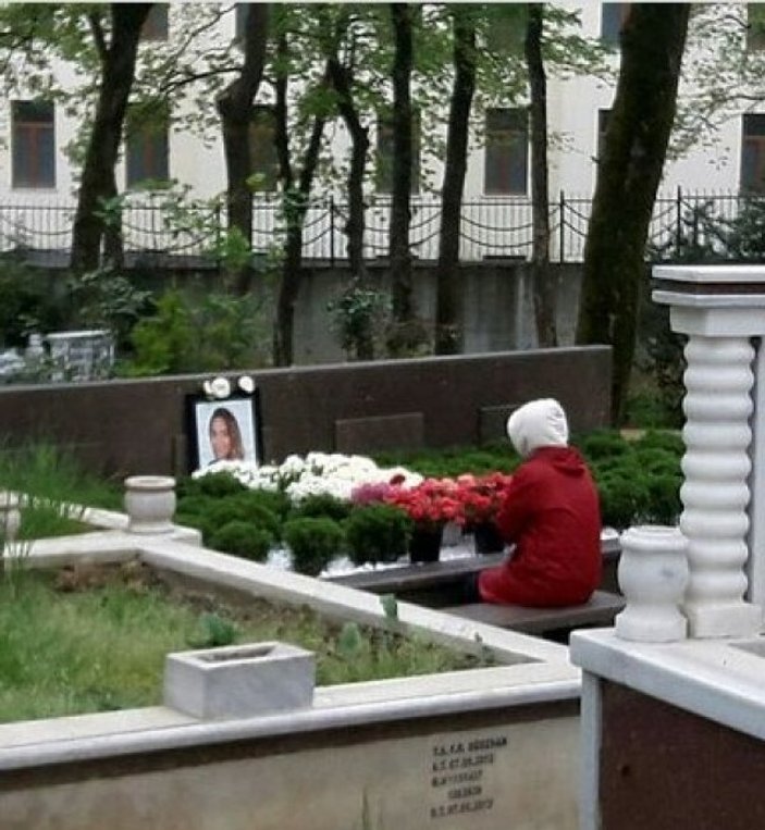 Beril Başaran kızının mezarının başında