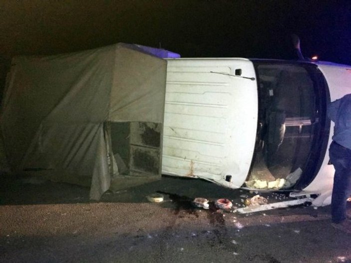 Kütahya'da lastiği patlayan kamyon devrildi: 1 ölü 2 yaralı