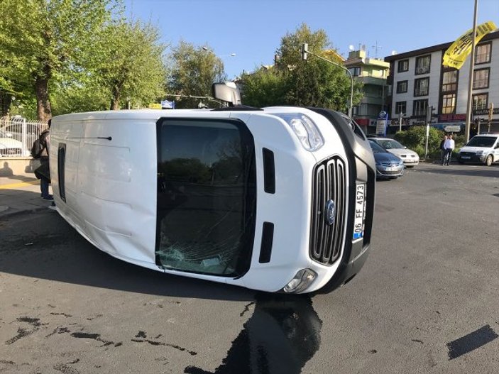 Ankara'da askeri personeli taşıyan minibüs devrildi