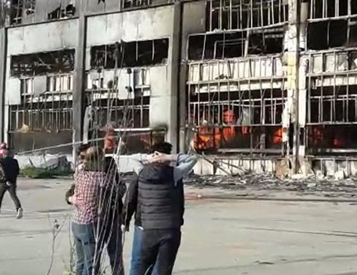 Sakarya'da mobilya fabrikası küle döndü