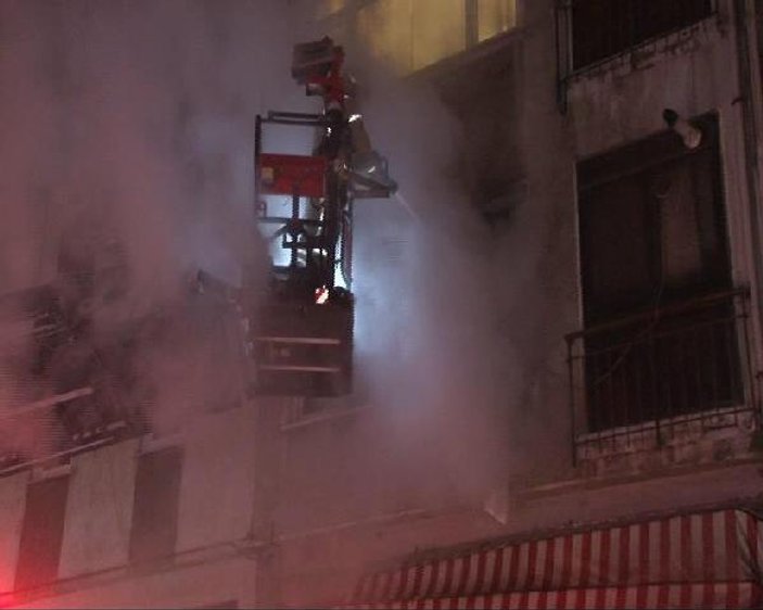 Kadıköy'de 4 katlı apartmanda yangın
