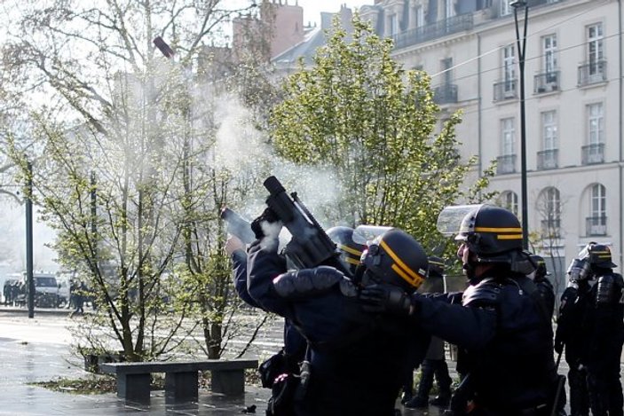 Fransa'da hükümet karşıtı gösteriler yayılıyor