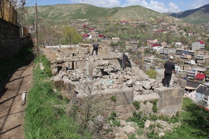 Bitlis’teki metruk binalar yıkılıyor