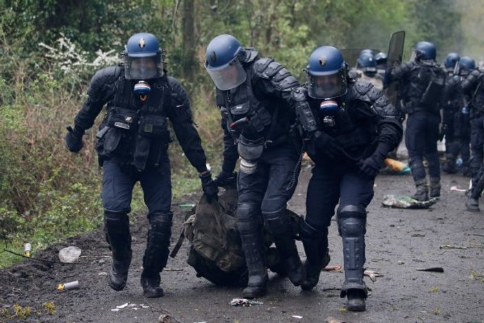 Fransa'da polis ve göstericiler çatıştı