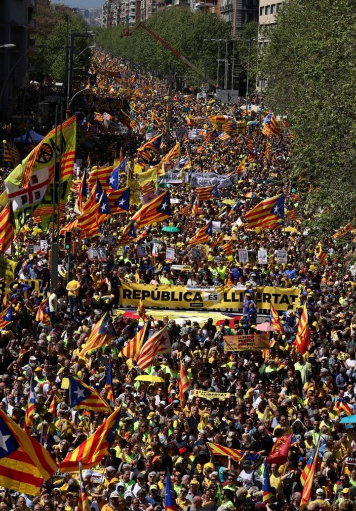 Barselona'da yüz binlerce kişi Puigdemont için sokağa çıktı