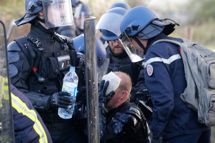 Fransa'da polis ve göstericiler çatıştı