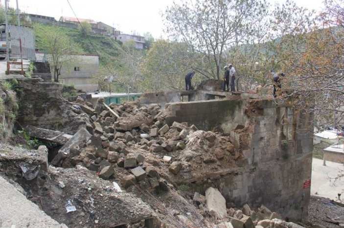 Bitlis’teki metruk binalar yıkılıyor
