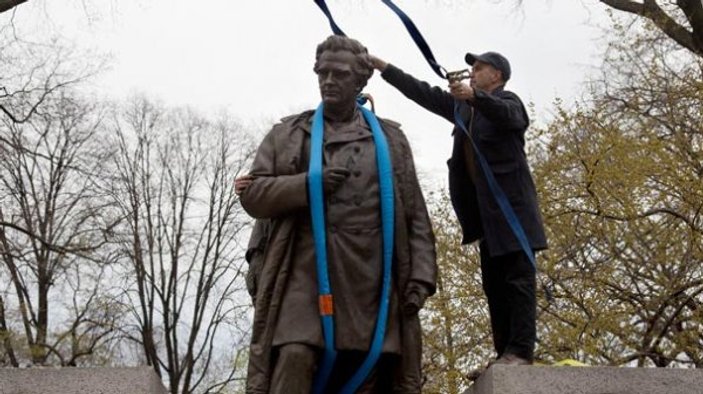 Central Park'taki Dr. Sims heykeli kaldırıldı