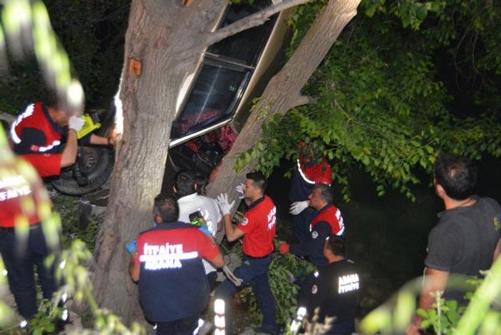 Yoldan çıkan otomobil ağaçta asılı kaldı
