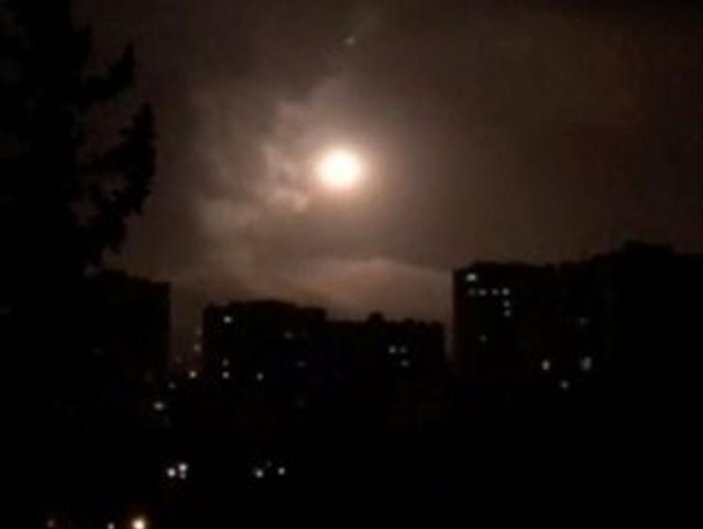 Suriye: Humus'a fırlatılan iki füzeyi havada vurduk