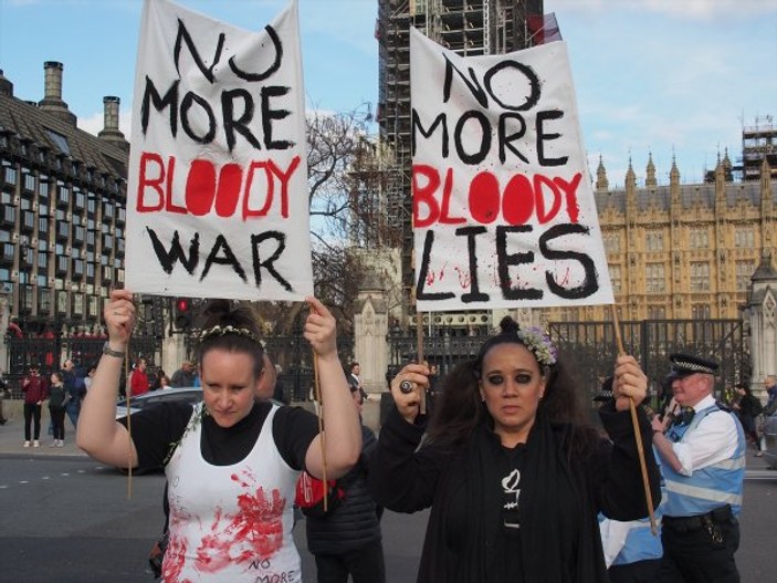 İngiltere'de Suriye'nin bombalanması protesto edildi
