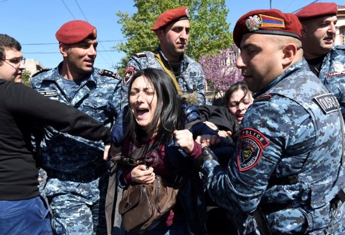 Ermenistan'da kadife devrim: Hükümet binaları kuşatılıyor