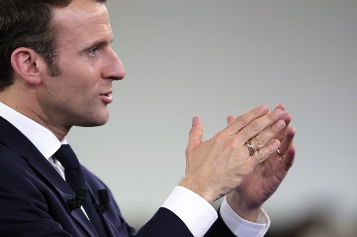 Fransa'nın gündemi: Macron'un ceketi gömleği