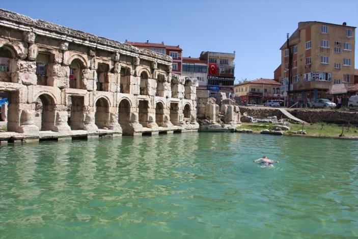 2 bin yıllık antik havuzda yüzme keyfi