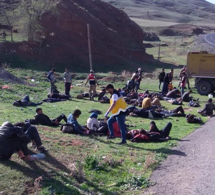 Erzurum'da kaçakları taşıyan kamyon devrildi: 1 ölü, 64 yaralı