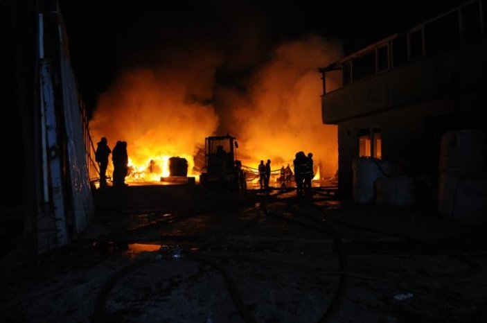 Kocaeli'de atık tesisinde yangın