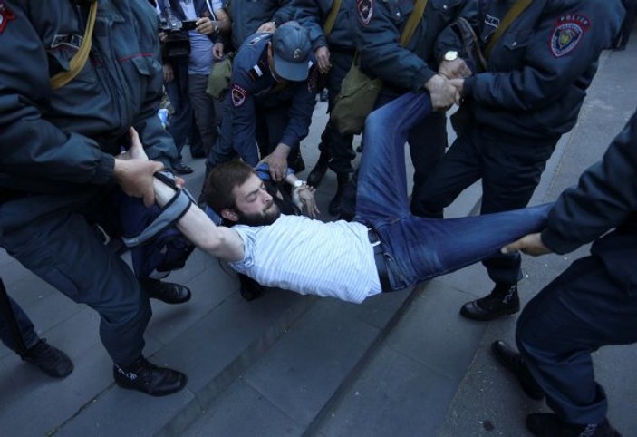 Ermenistan'da polis şiddet ile Kadife Devrim'i bastırıyor